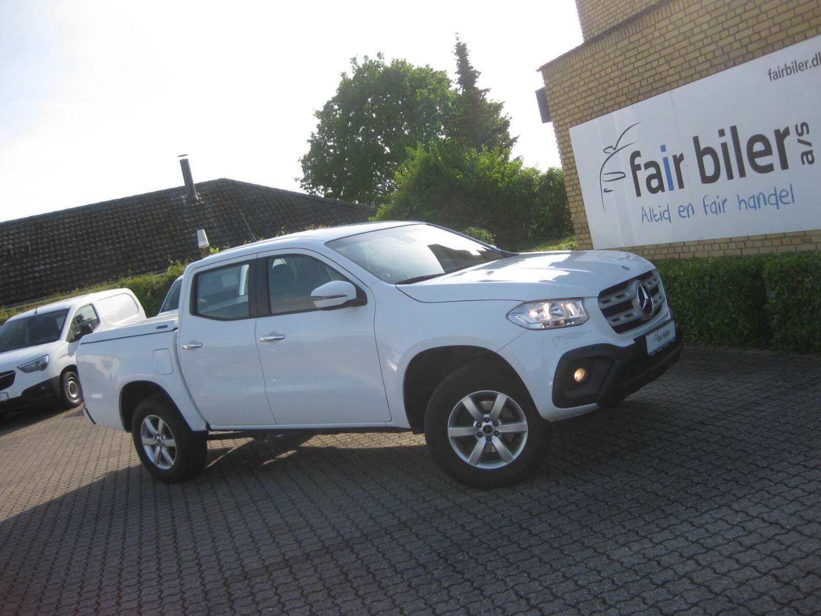 Hvid Mercedes X250 d fra 2020 set udefra