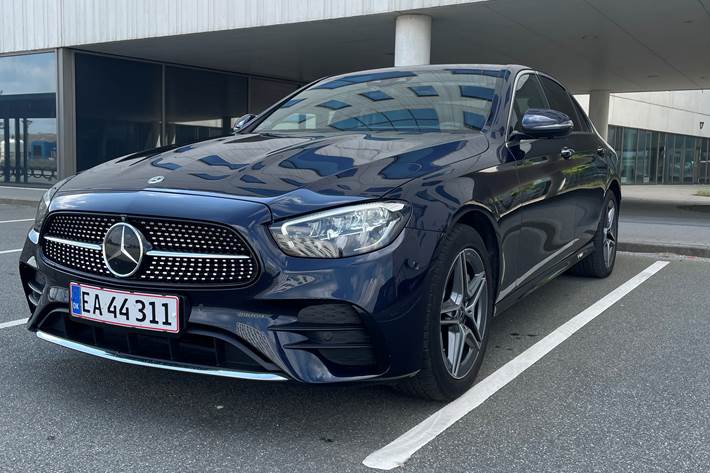 Blå Mercedes E-Klasse fra 2022