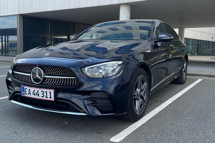 Blå Mercedes E-Klasse fra 2022