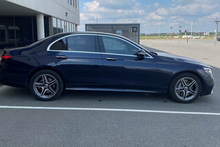 Blå Mercedes E-Klasse fra 2022