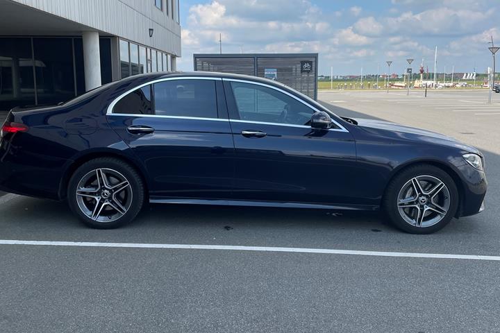 Blå Mercedes E-Klasse fra 2022