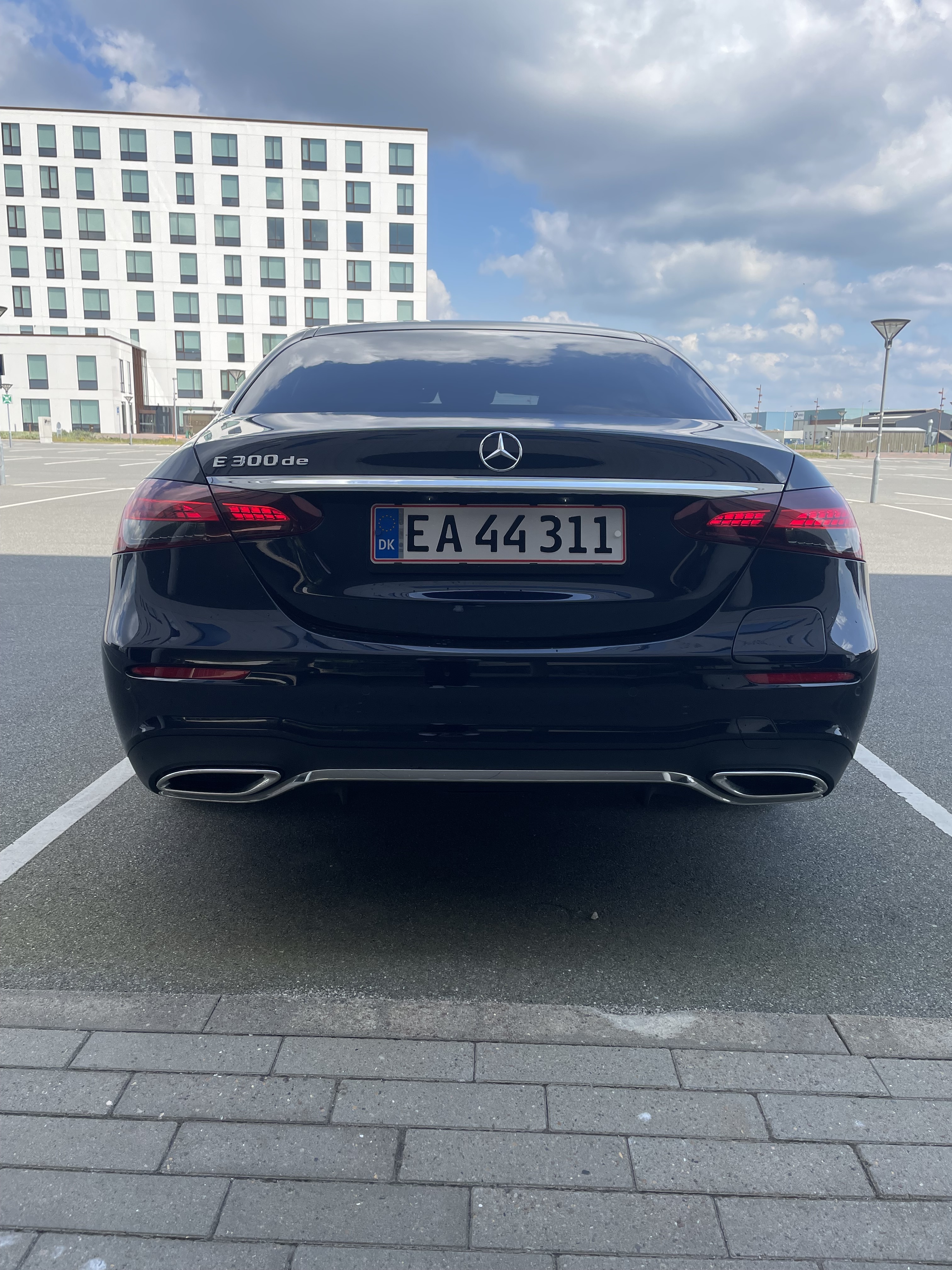 Blå Mercedes E-Klasse fra 2022