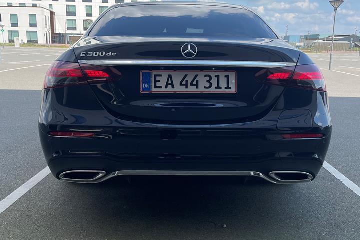 Blå Mercedes E-Klasse fra 2022