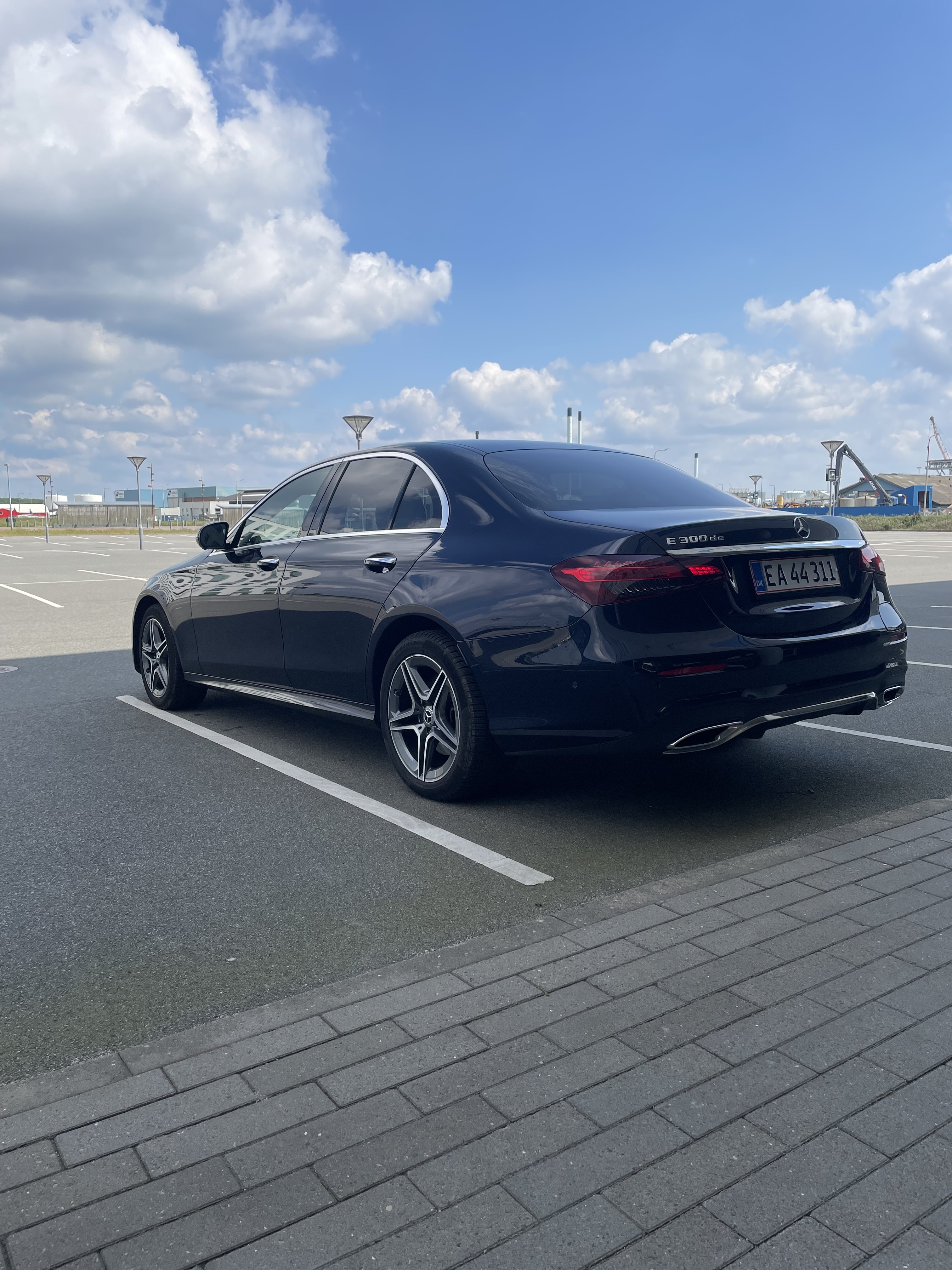 Blå Mercedes E-Klasse fra 2022