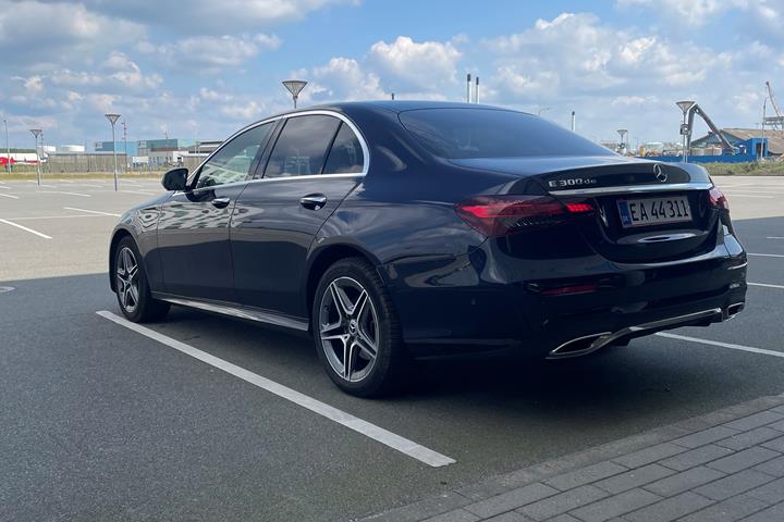 Blå Mercedes E-Klasse fra 2022