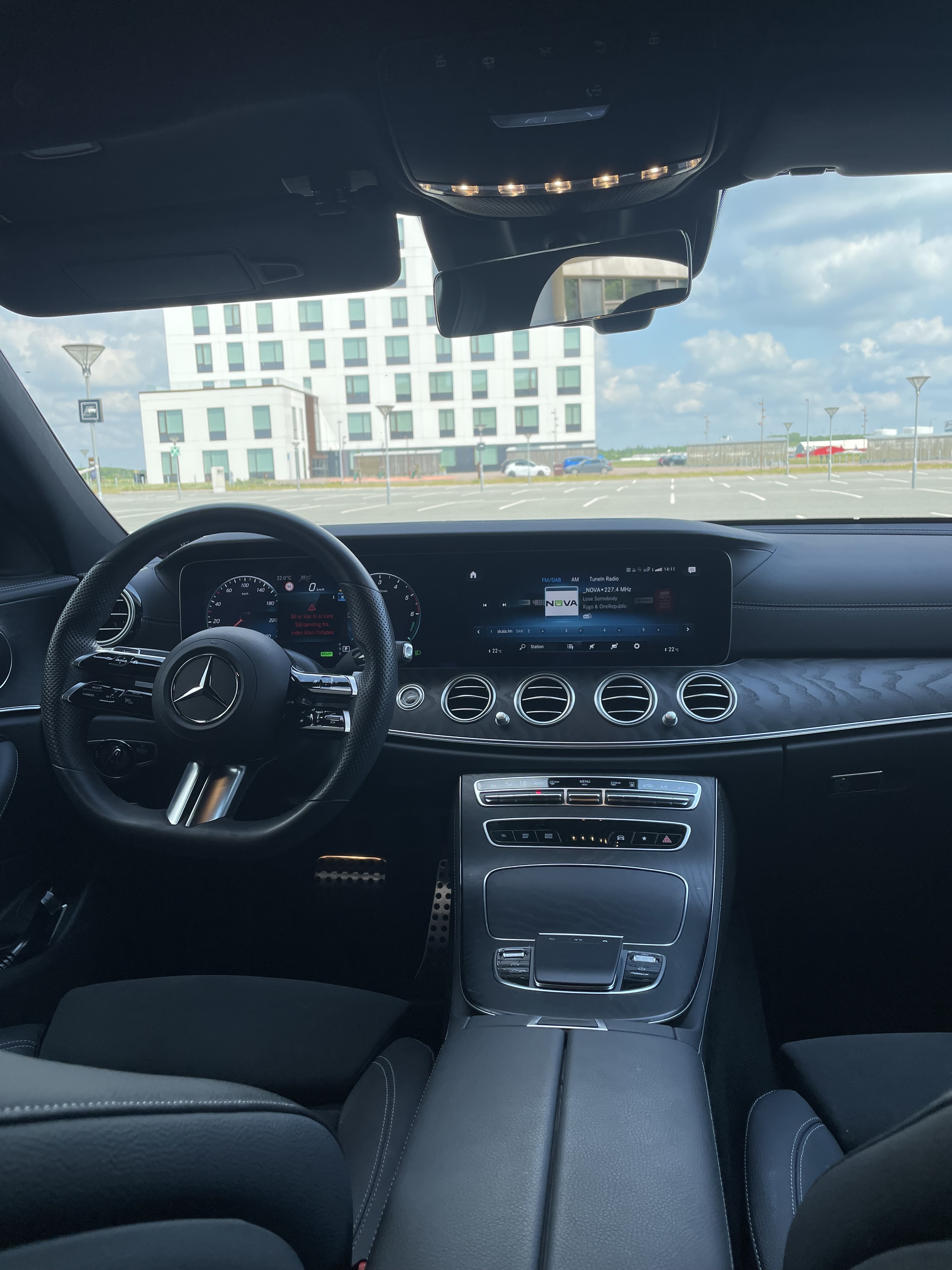 Blå Mercedes E-Klasse fra 2022