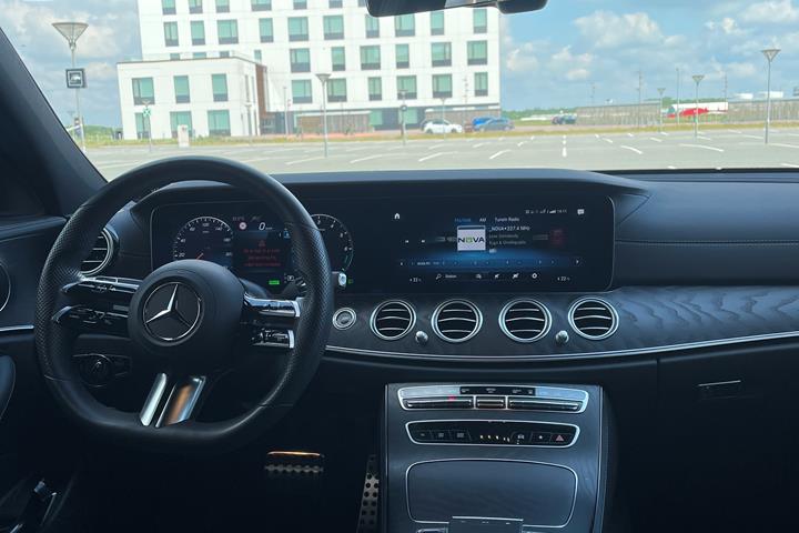 Blå Mercedes E-Klasse fra 2022