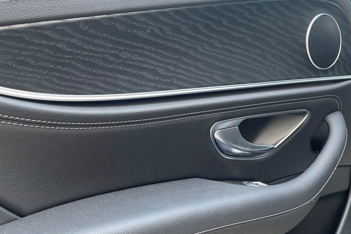 Blå Mercedes E-Klasse fra 2022