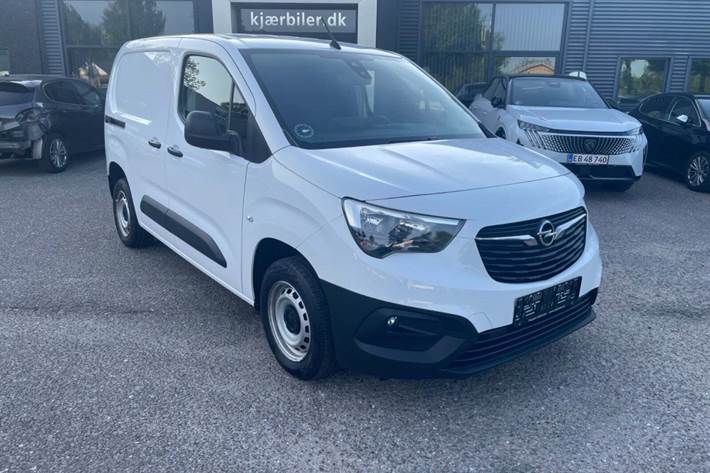 Hvid Opel Combo fra 2022 set udefra