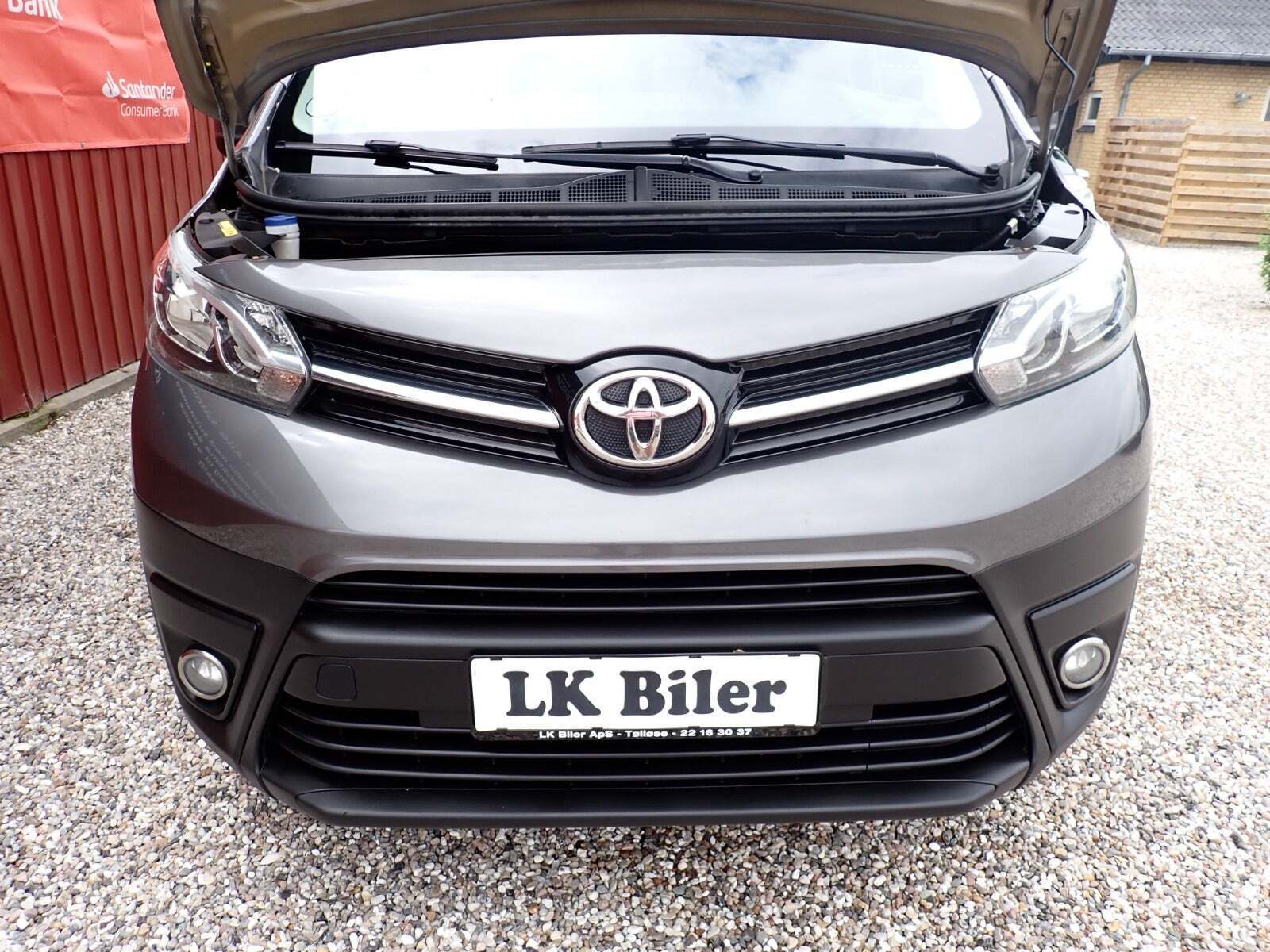 Grå Toyota Proace Verso fra 2018