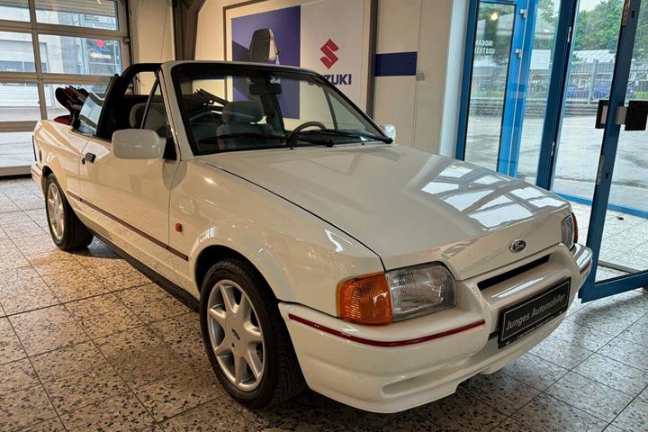 Hvid Ford Escort fra 1990