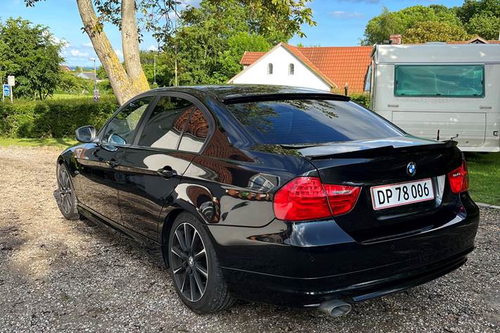 Sort BMW 320d fra 2011