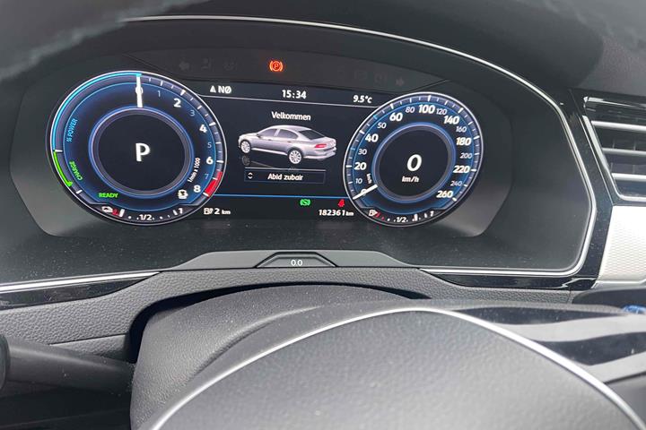 Sølv VW Passat fra 2017
