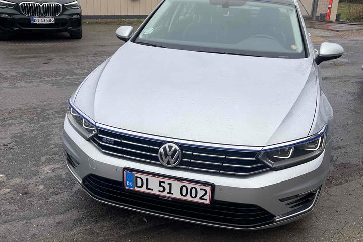 Sølv VW Passat fra 2017