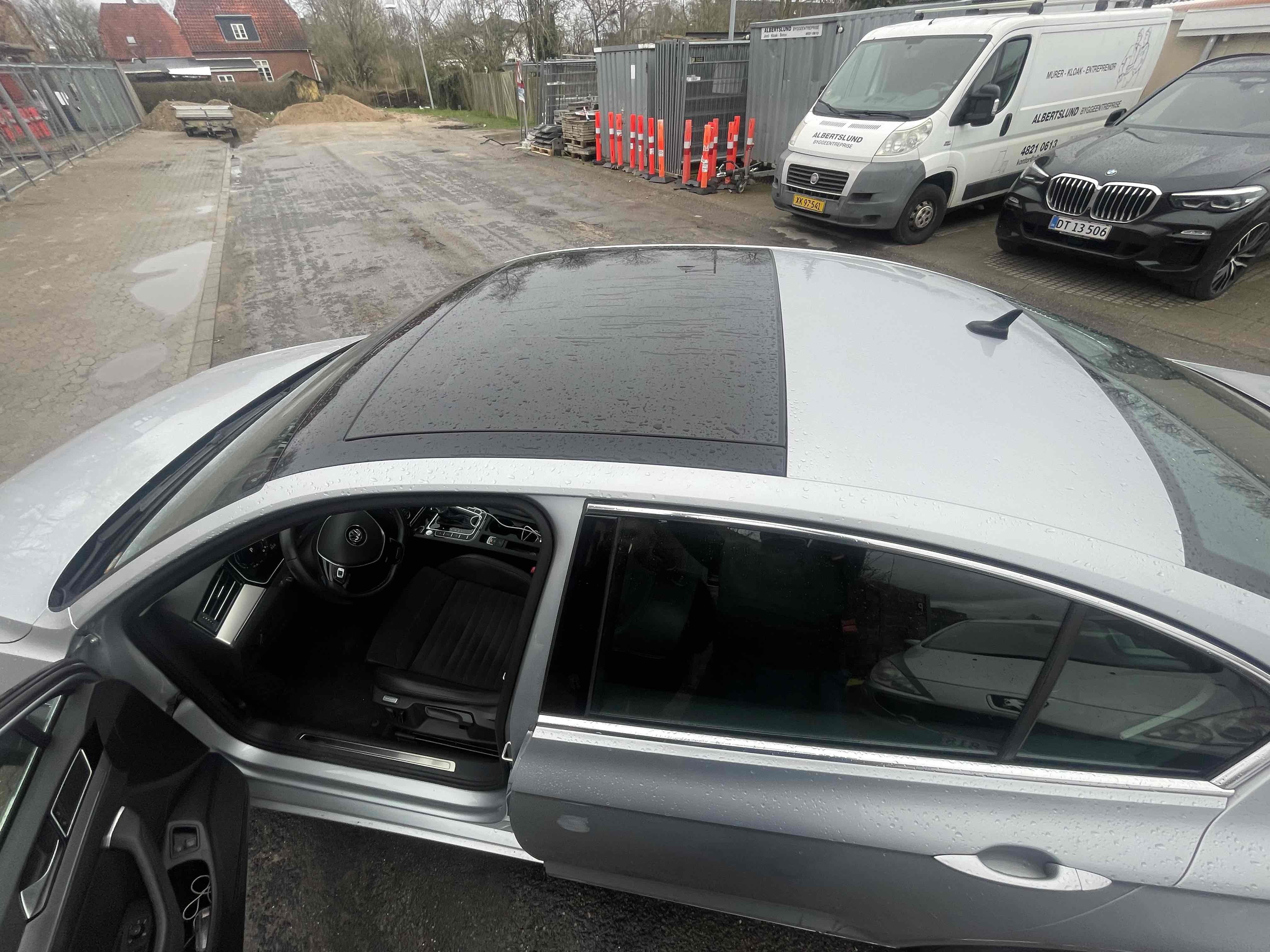 Sølv VW Passat fra 2017