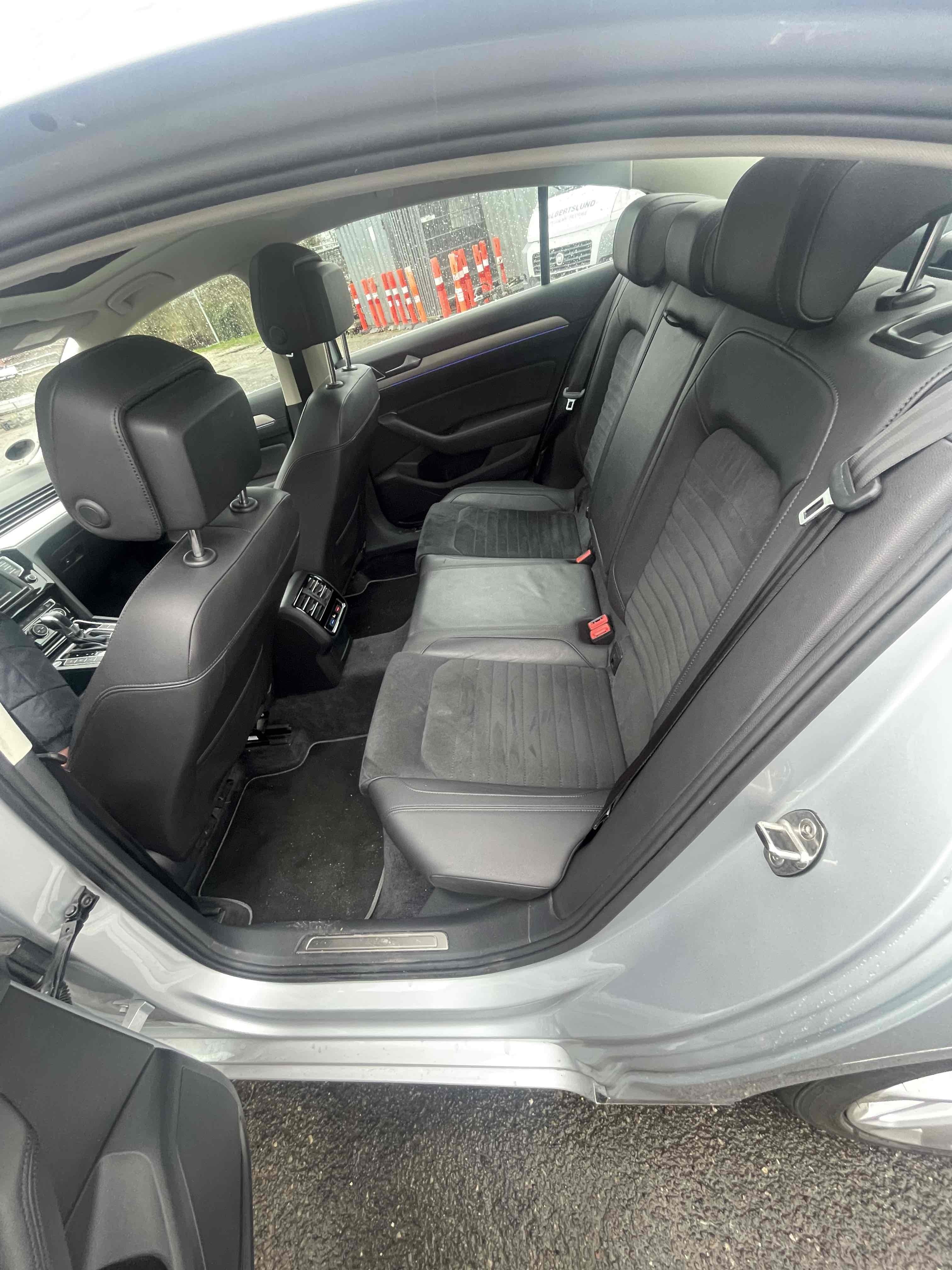 Sølv VW Passat fra 2017