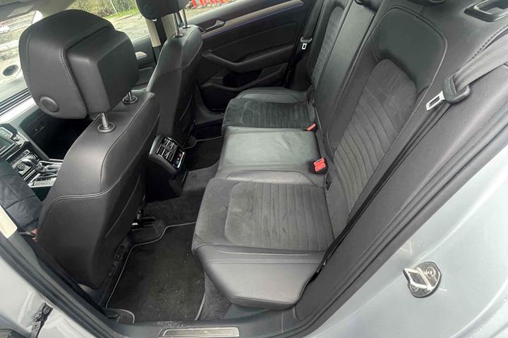Sølv VW Passat fra 2017