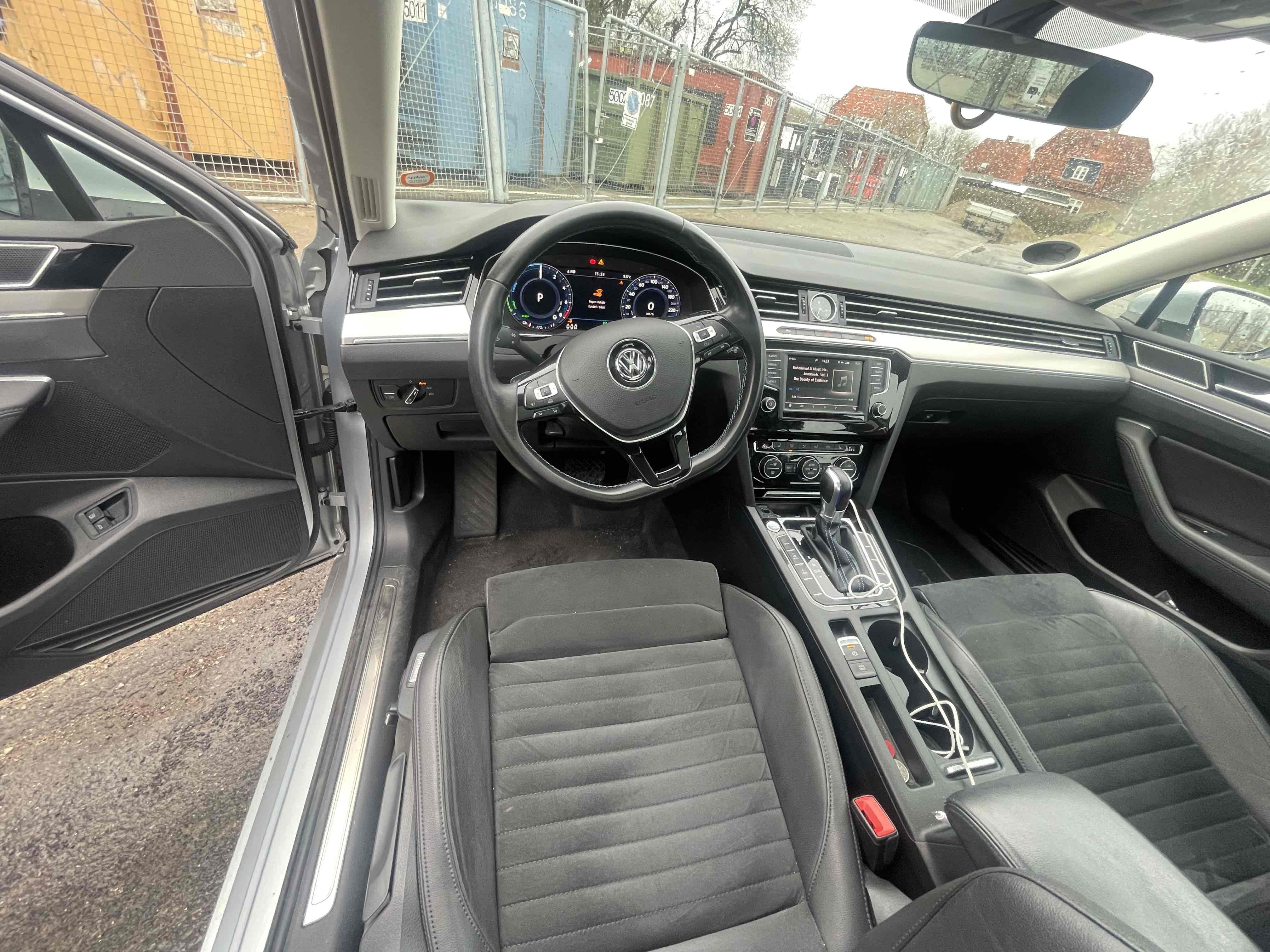 Sølv VW Passat fra 2017
