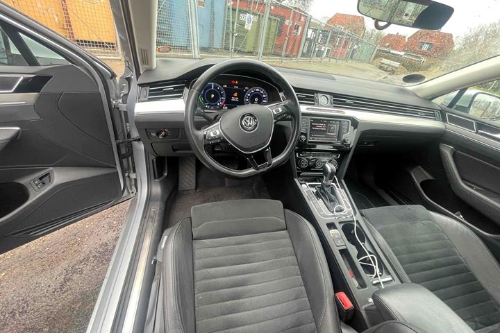 Sølv VW Passat fra 2017