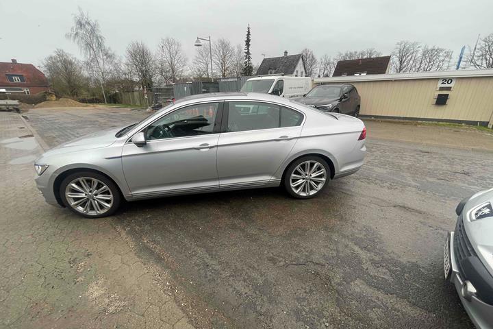 Sølv VW Passat fra 2017