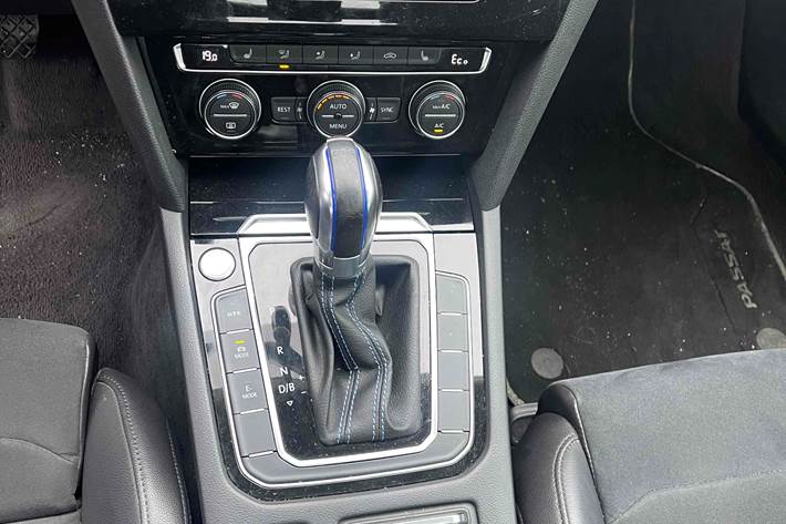 Sølv VW Passat fra 2017