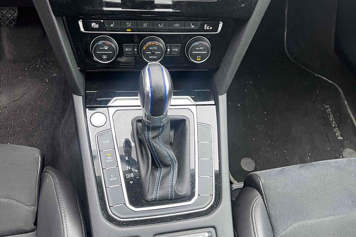 Sølv VW Passat fra 2017