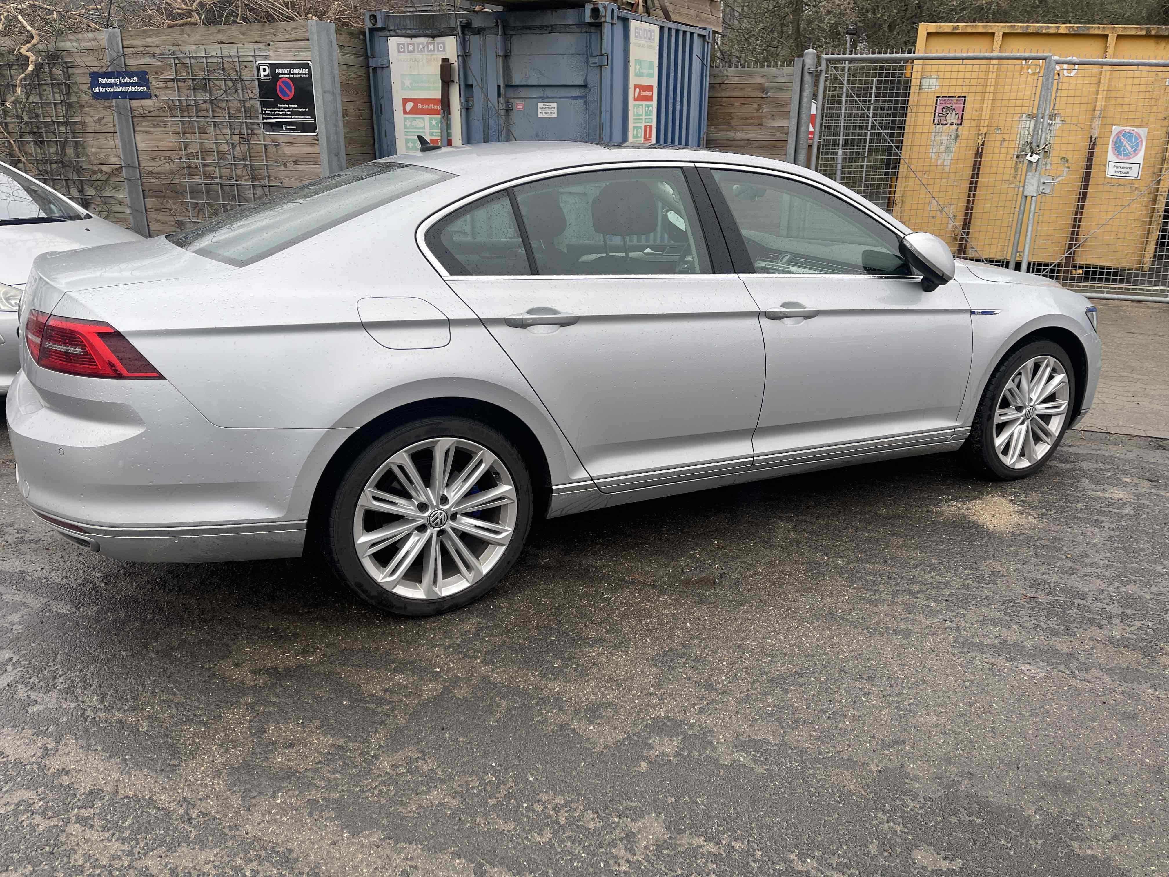 Sølv VW Passat fra 2017