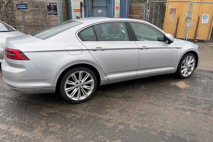 Sølv VW Passat fra 2017