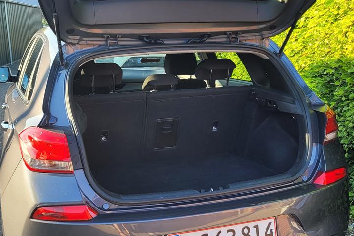 Grå Hyundai i30 fra 2017