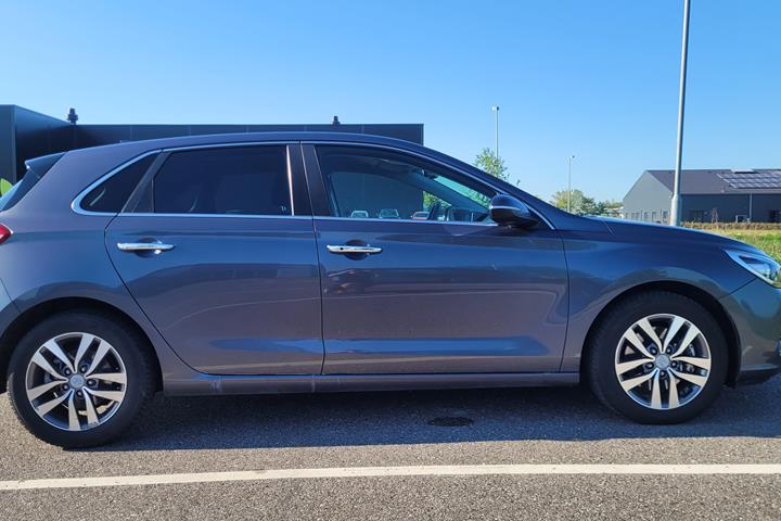 Grå Hyundai i30 fra 2017