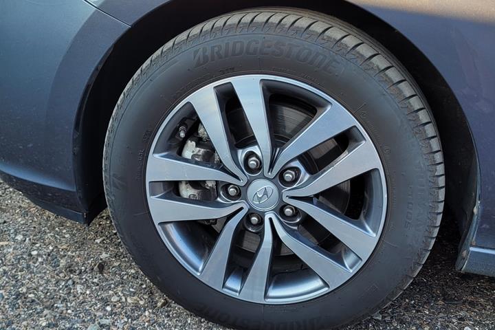 Grå Hyundai i30 fra 2017