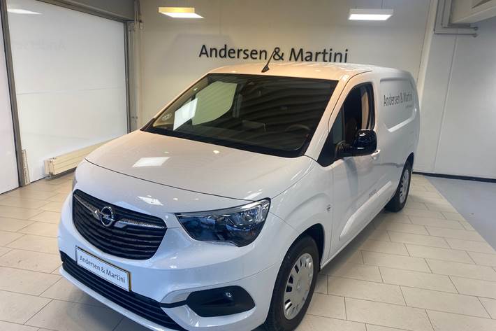 Hvid Opel Combo-e fra 2023 set udefra
