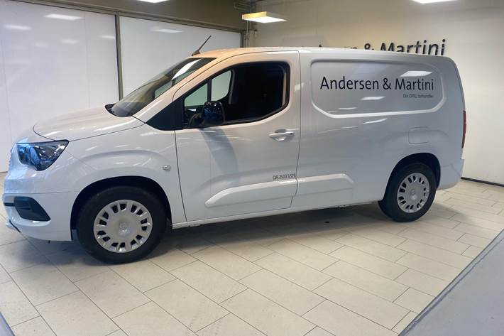 Hvid Opel Combo-e fra 2023 set udefra