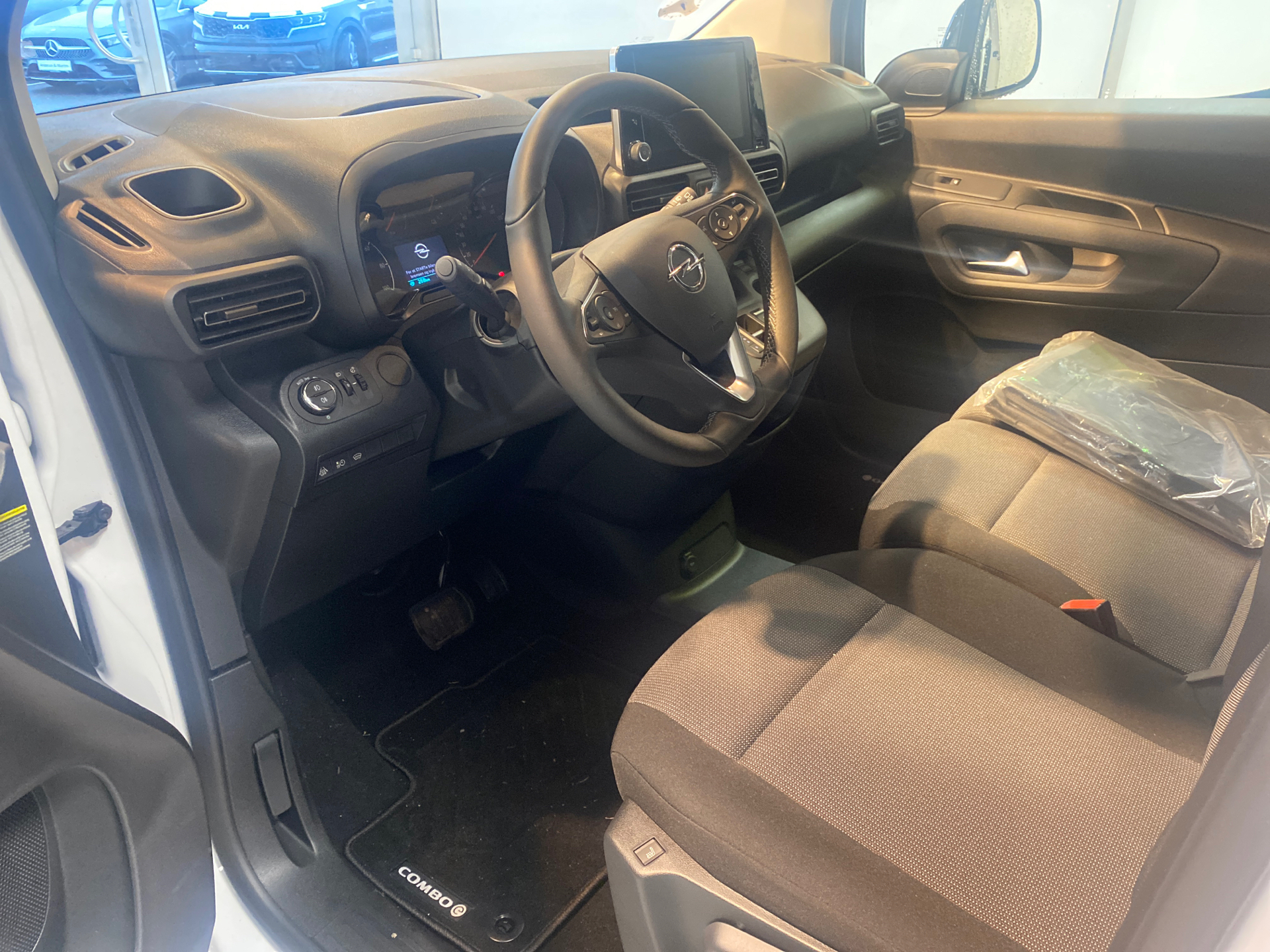 Hvid Opel Combo-e fra 2023 set indefra