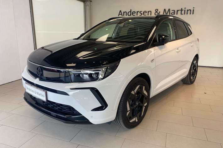 Hvid Opel Grandland fra 2023 set udefra