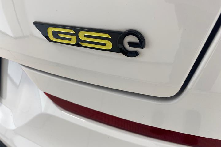 Hvid Opel Grandland fra 2023 set udefra