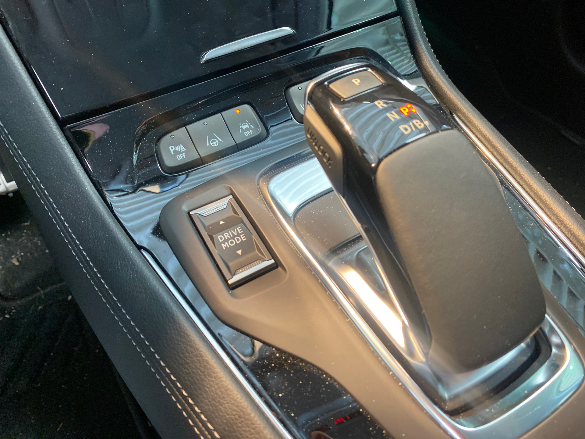 Hvid Opel Grandland fra 2023 set indefra