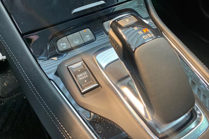 Hvid Opel Grandland fra 2023 set indefra