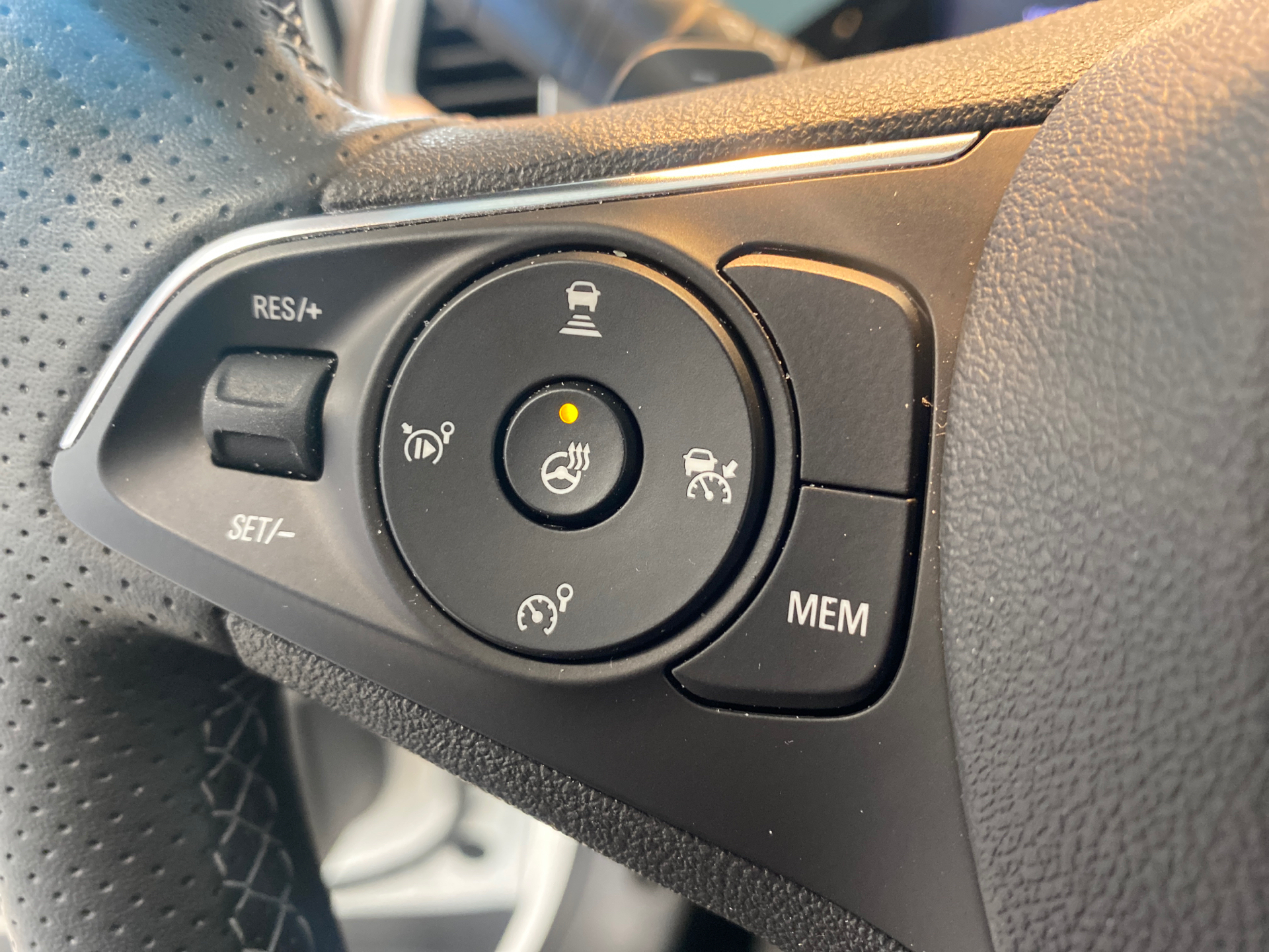 Hvid Opel Grandland fra 2023 set indefra