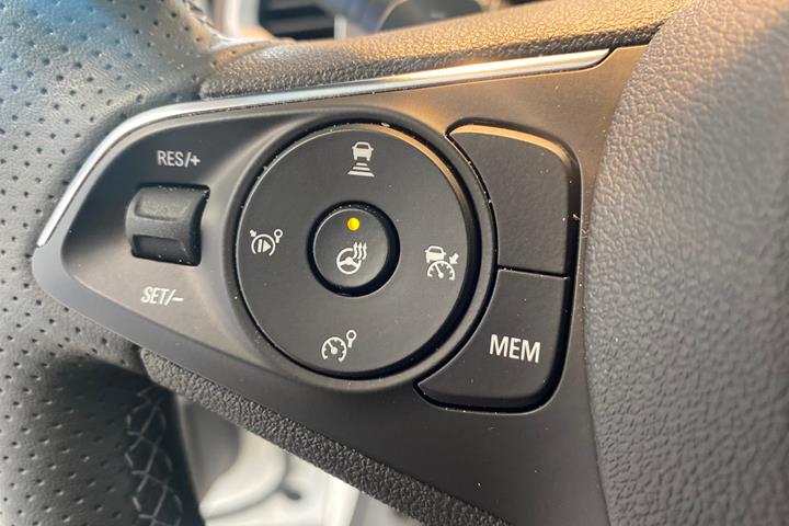 Hvid Opel Grandland fra 2023 set indefra