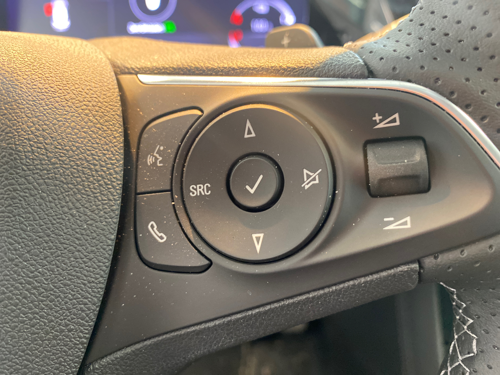 Hvid Opel Grandland fra 2023 set indefra