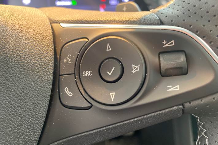 Hvid Opel Grandland fra 2023 set indefra