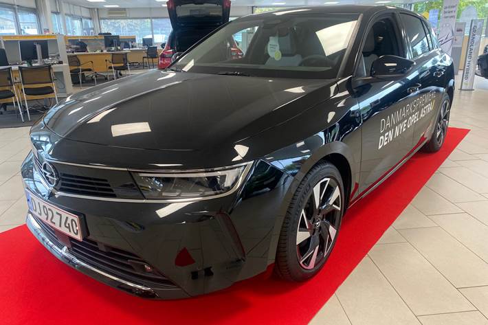 Sort Opel Astra fra 2022 set udefra