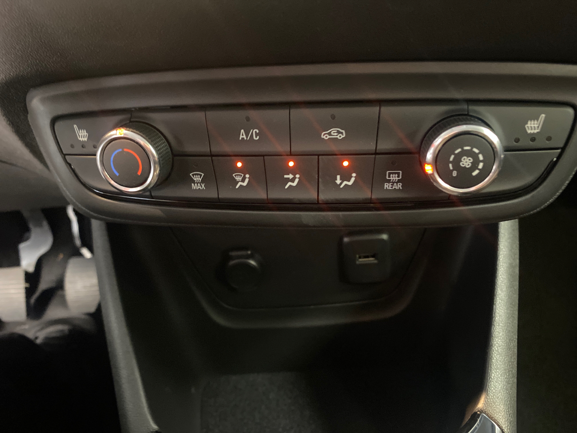 Hvid Opel Crossland fra 2022 set indefra