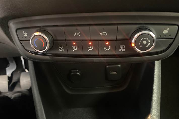 Hvid Opel Crossland fra 2022 set indefra