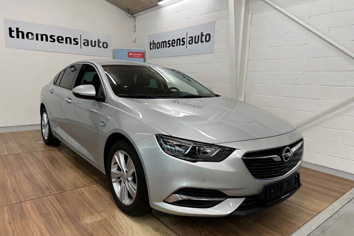 Sølv Opel Insignia fra 2020 set udefra