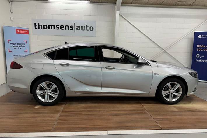 Sølv Opel Insignia fra 2020 set udefra