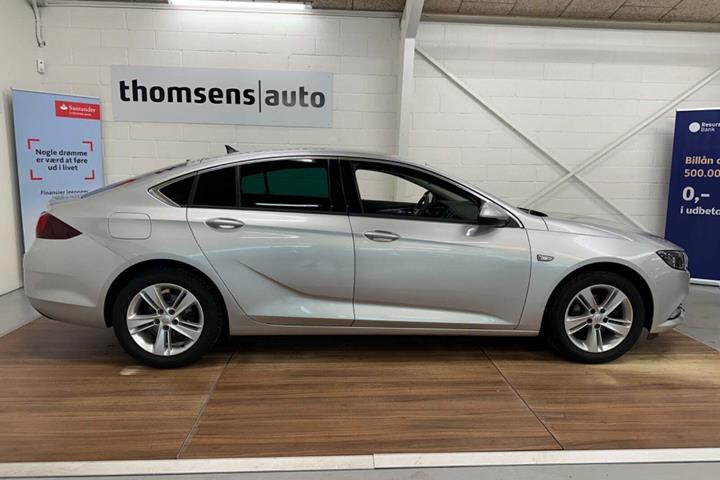 Sølv Opel Insignia fra 2020 set udefra
