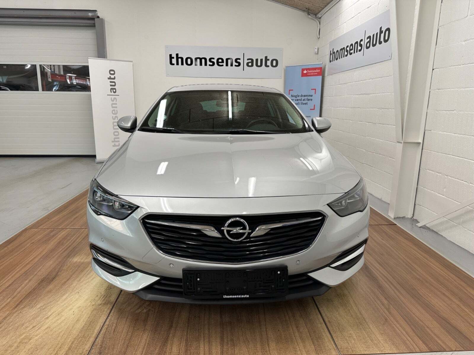 Sølv Opel Insignia fra 2020 set udefra