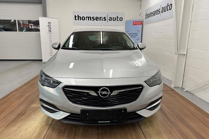 Sølv Opel Insignia fra 2020 set udefra